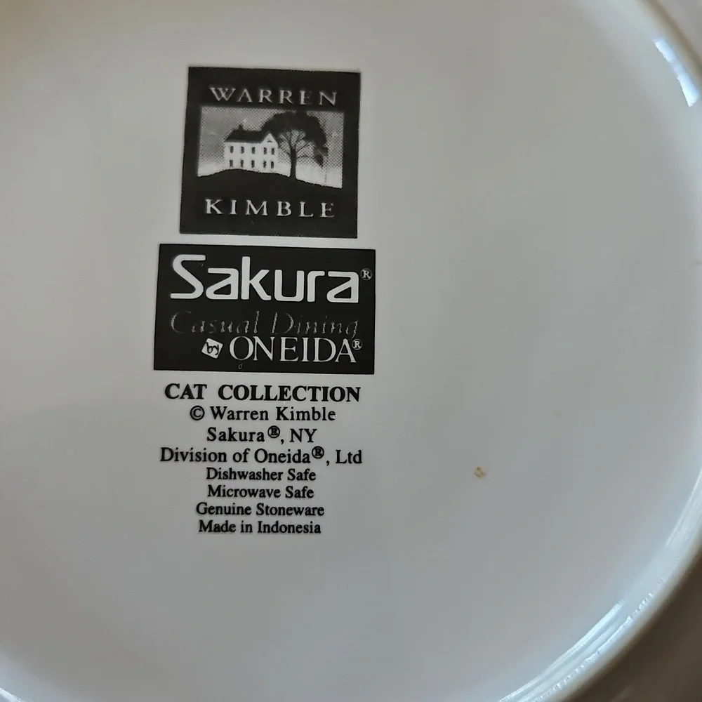 SAKURA Calico Cat Decorative Plate